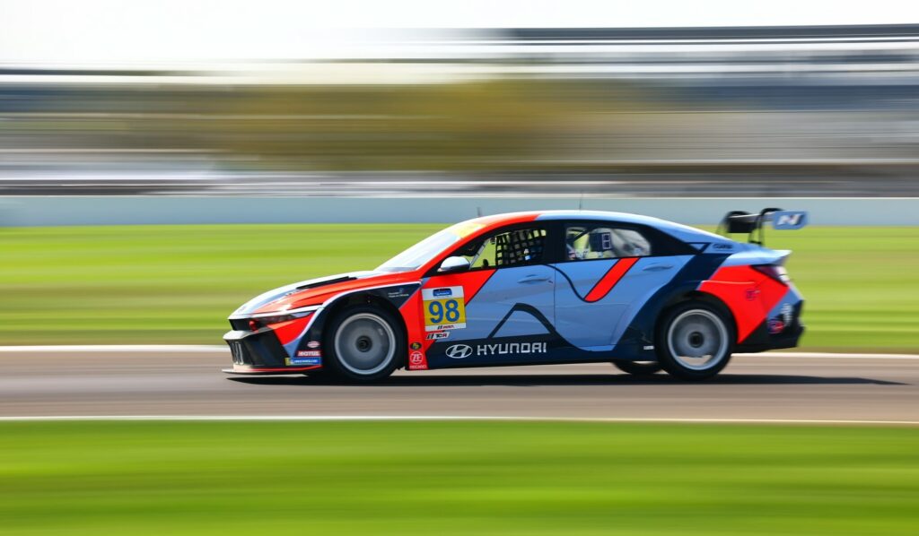 Large-68421-HyundaiGearsUpforIMSAMichelinPilotChallengeSeasonFinaleatRoadAtlanta